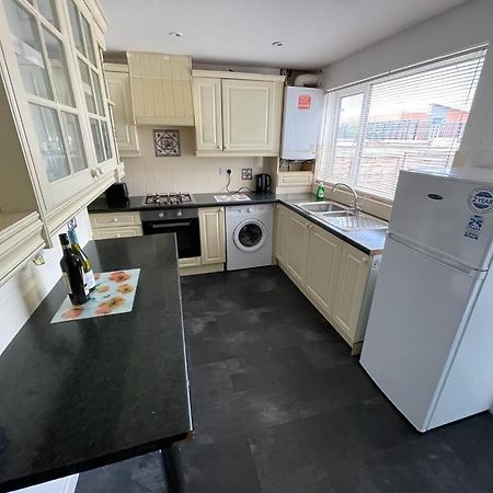 Cheerful 2 Bedroom House Hindley 外观 照片