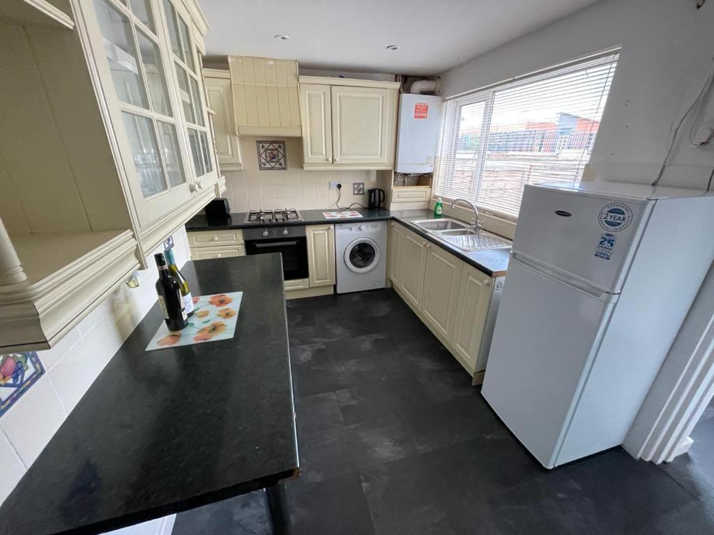 Cheerful 2 Bedroom House Hindley 外观 照片