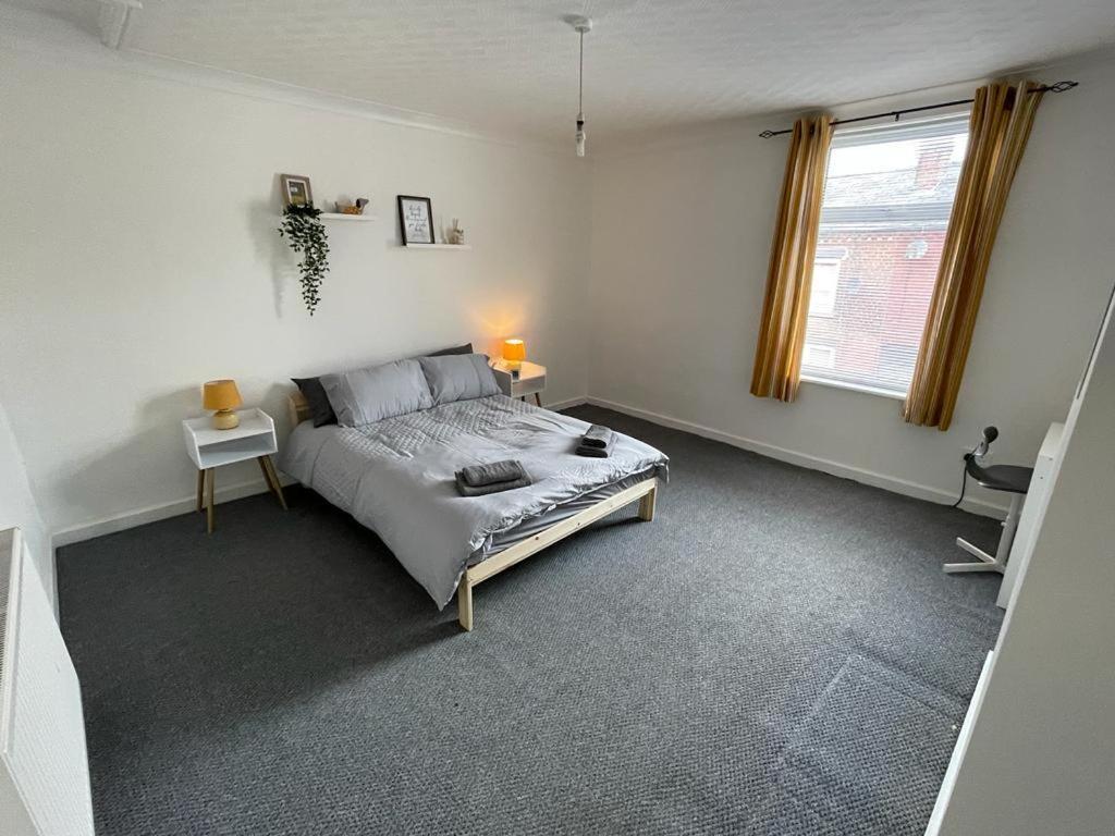 Cheerful 2 Bedroom House Hindley 外观 照片