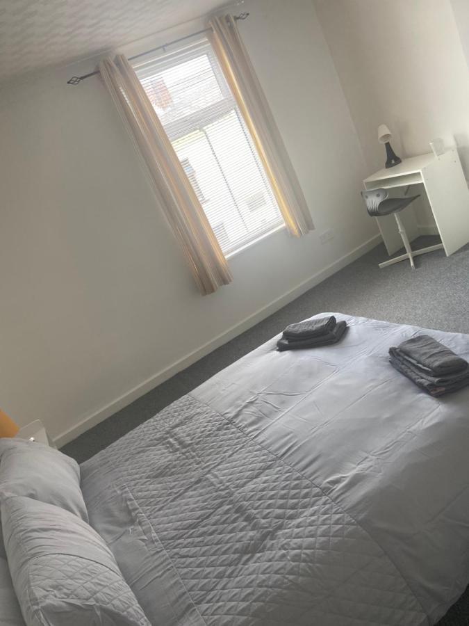 Cheerful 2 Bedroom House Hindley 外观 照片